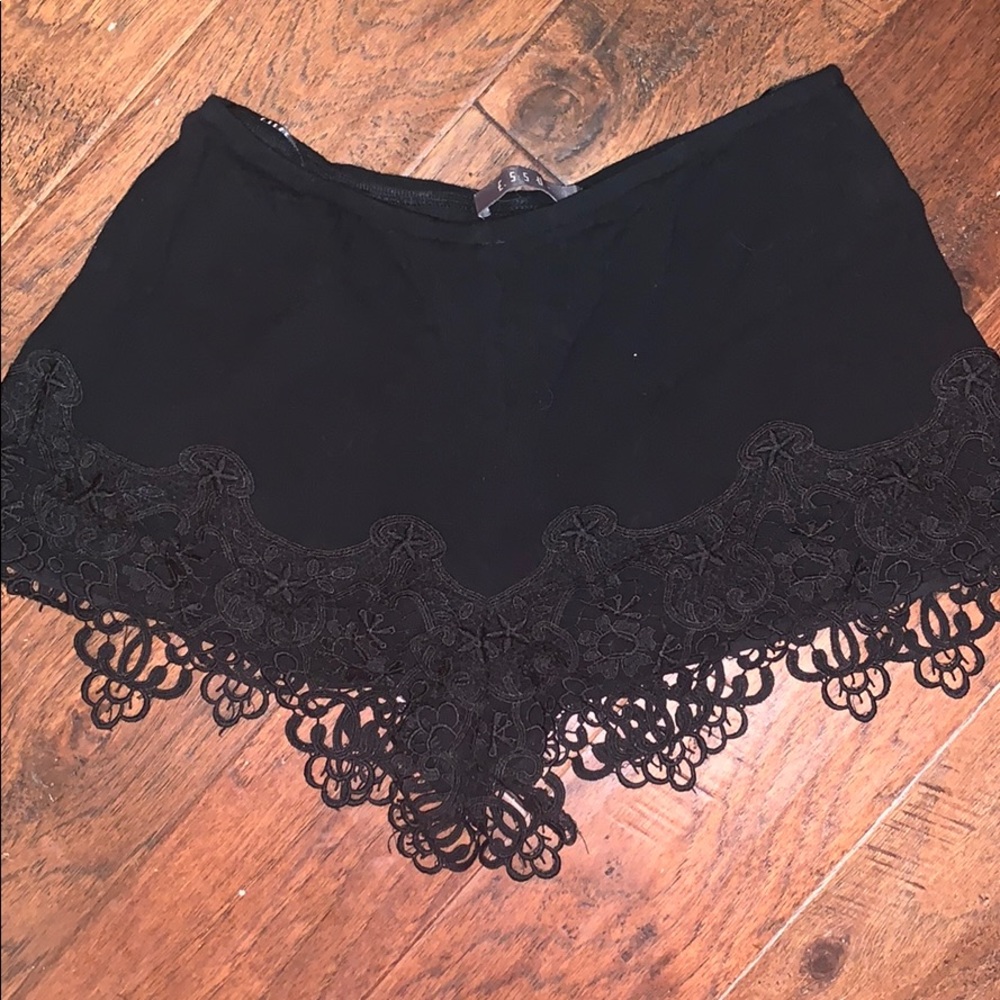 ESSUE Lace bottom Shorts